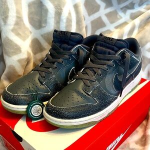 NIKE DUNK LOW RETRO HALLOWEEN 2022
Men’s size 9.5 LIKE NEW IN OG BOX!